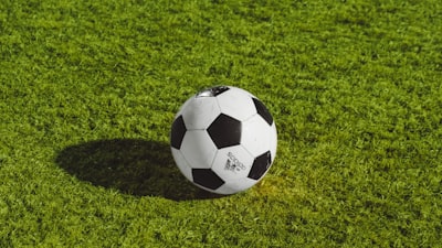 皇马对阵巴萨的足球比赛精彩瞬间，球员正在激烈拼抢