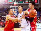 CBA联赛广东宏远对阵辽宁本钢，两队球员在比赛中激烈对抗的CBA联赛精彩瞬间