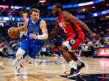 NBA季后赛达拉斯独行侠对阵洛杉矶快船，卢卡·东契奇与科怀·伦纳德的球星对决瞬间
