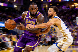 NBA洛杉矶湖人队与金州勇士队比赛中勒布朗·詹姆斯与斯蒂芬·库里的精彩对决瞬间
