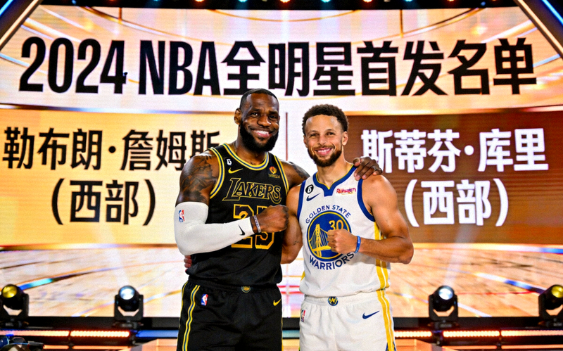 NBA全明星首发名单公布现场詹姆斯和库里合影的照片